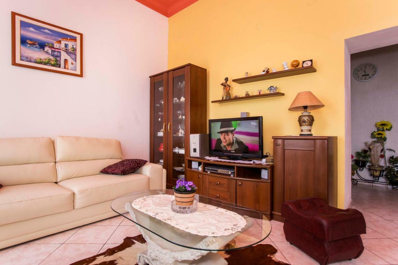 Emanuel Apartman พูลา ภายนอก รูปภาพ